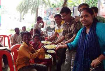 ঢাকায় নির্বাচন আর খিচুড়ি বিতরণ মুন্সীগঞ্জে